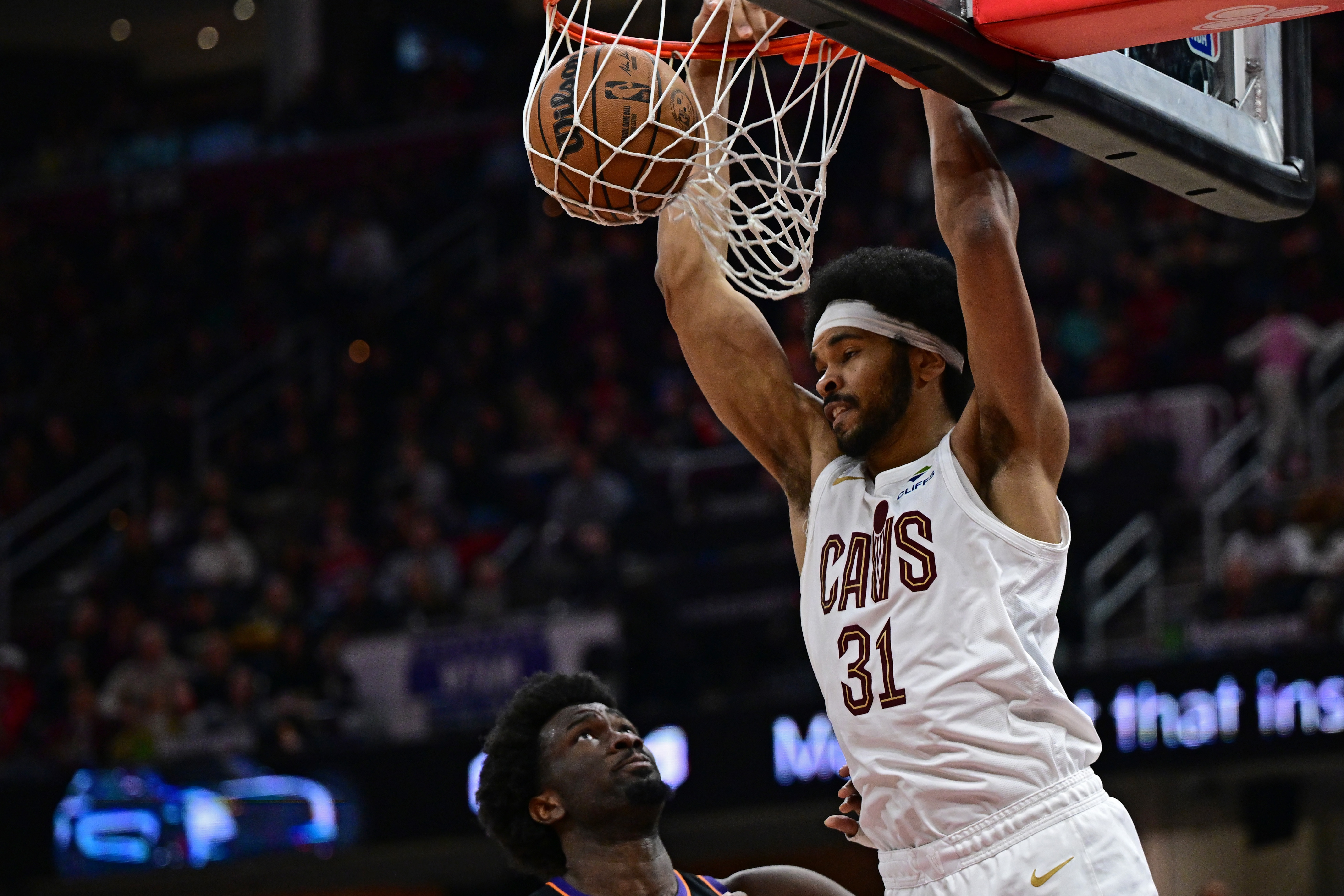 天天盈球网-泰山压顶！米切尔突破送抛传 贾勒特·阿伦垂直上升空接暴扣