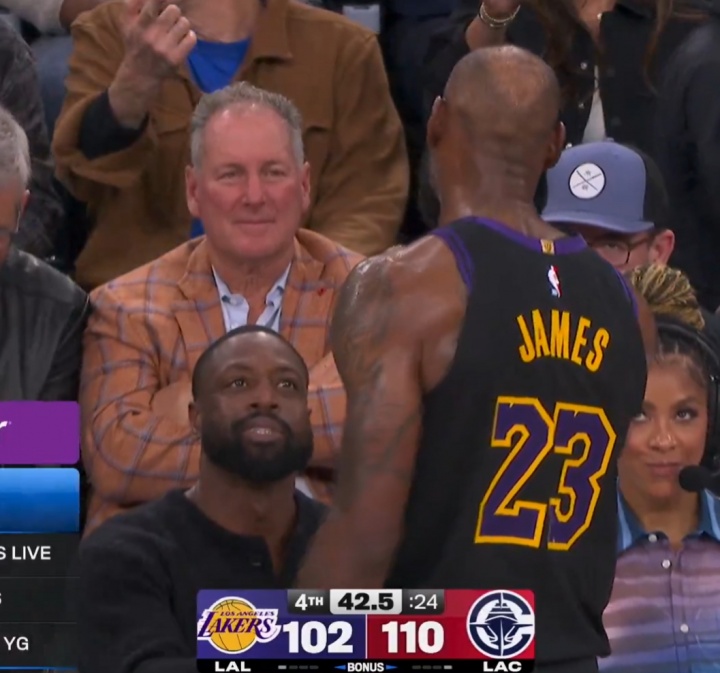 天天盈球网-兄弟情深！比赛还剩42s 詹姆斯和解说席上的韦德握手交谈！