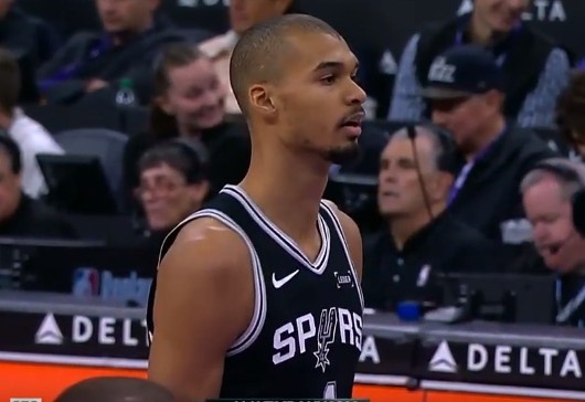 天天盈球足球比分-轻松两分我不要！文班切入空篮没上进 自投自抢抛投2+1带队12-0！